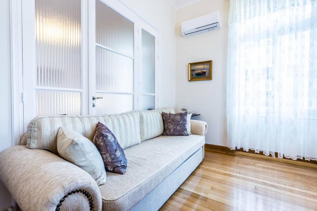 Neoclassical Apartment With 3 Bedrooms In 피레아스 외부 사진