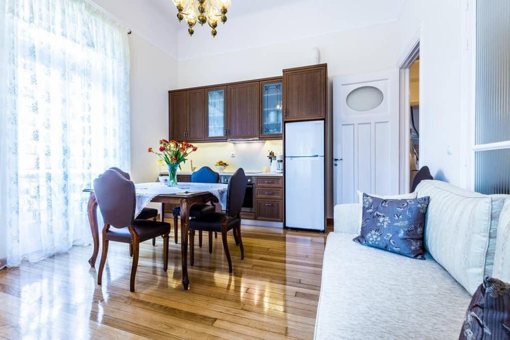 Neoclassical Apartment With 3 Bedrooms In 피레아스 외부 사진