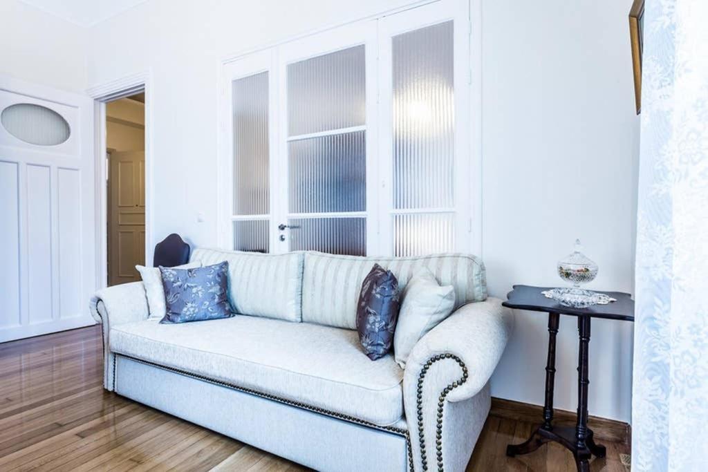Neoclassical Apartment With 3 Bedrooms In 피레아스 외부 사진