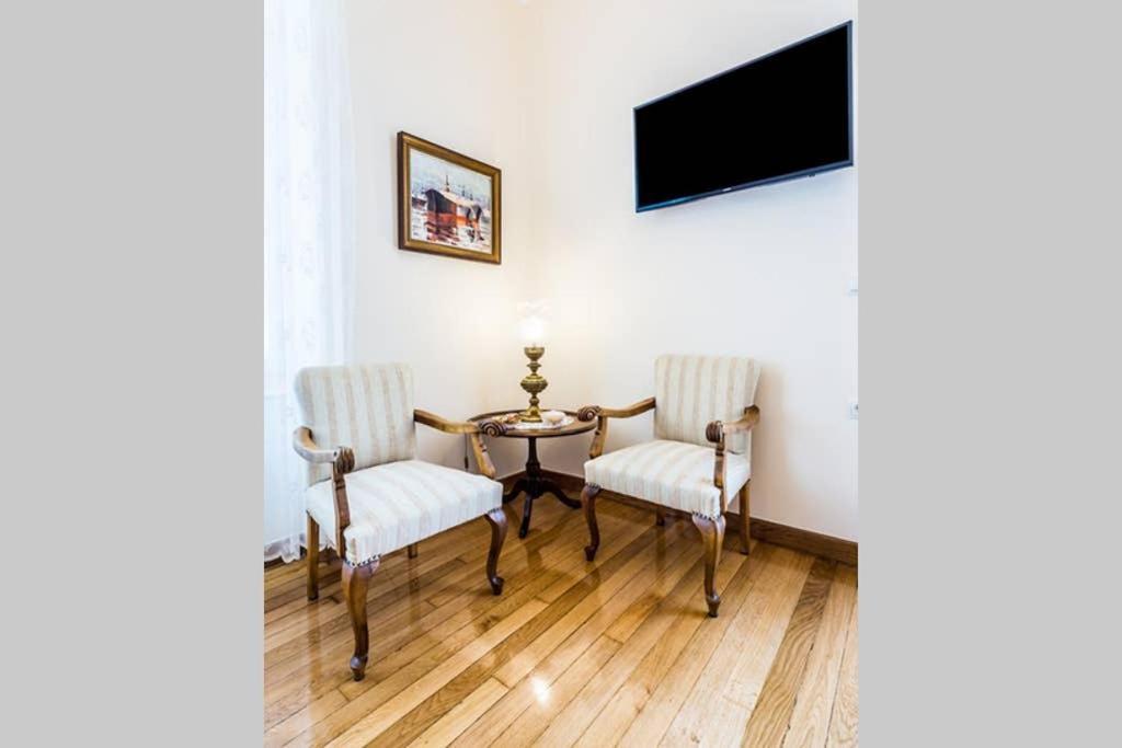 Neoclassical Apartment With 3 Bedrooms In 피레아스 외부 사진