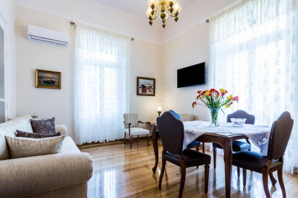 Neoclassical Apartment With 3 Bedrooms In 피레아스 외부 사진