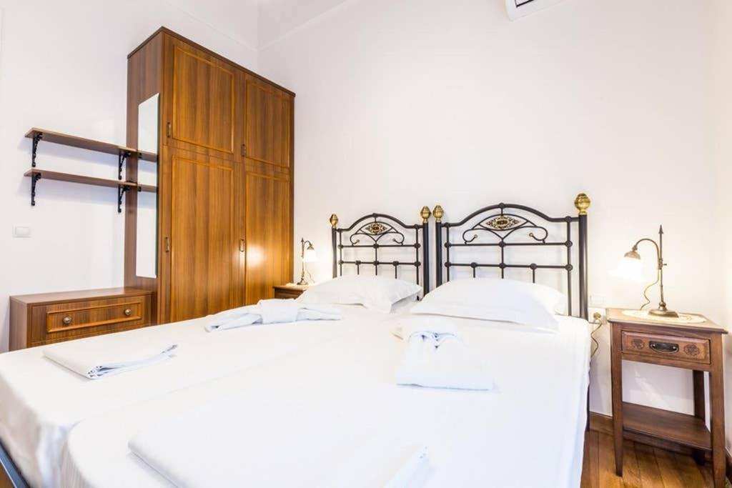 Neoclassical Apartment With 3 Bedrooms In 피레아스 외부 사진