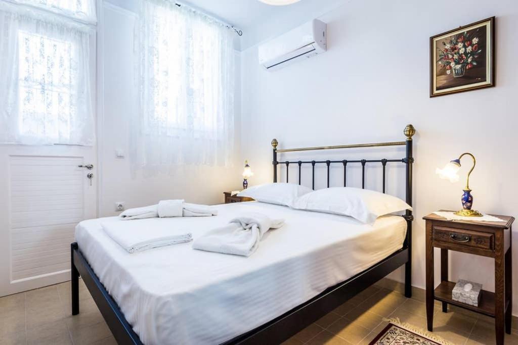 Neoclassical Apartment With 3 Bedrooms In 피레아스 외부 사진