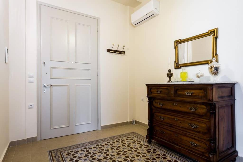 Neoclassical Apartment With 3 Bedrooms In 피레아스 외부 사진