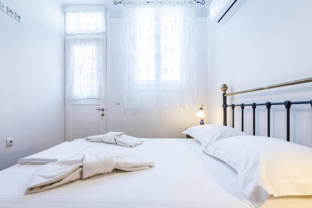 Neoclassical Apartment With 3 Bedrooms In 피레아스 외부 사진