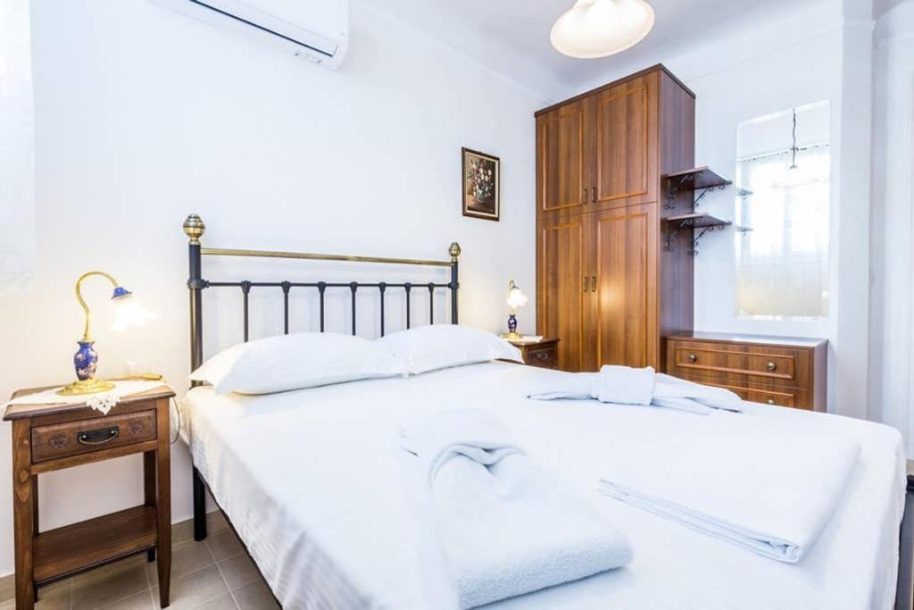 Neoclassical Apartment With 3 Bedrooms In 피레아스 외부 사진