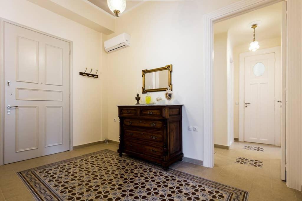 Neoclassical Apartment With 3 Bedrooms In 피레아스 외부 사진