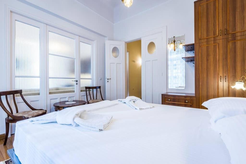 Neoclassical Apartment With 3 Bedrooms In 피레아스 외부 사진