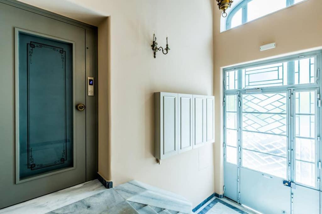 Neoclassical Apartment With 3 Bedrooms In 피레아스 외부 사진