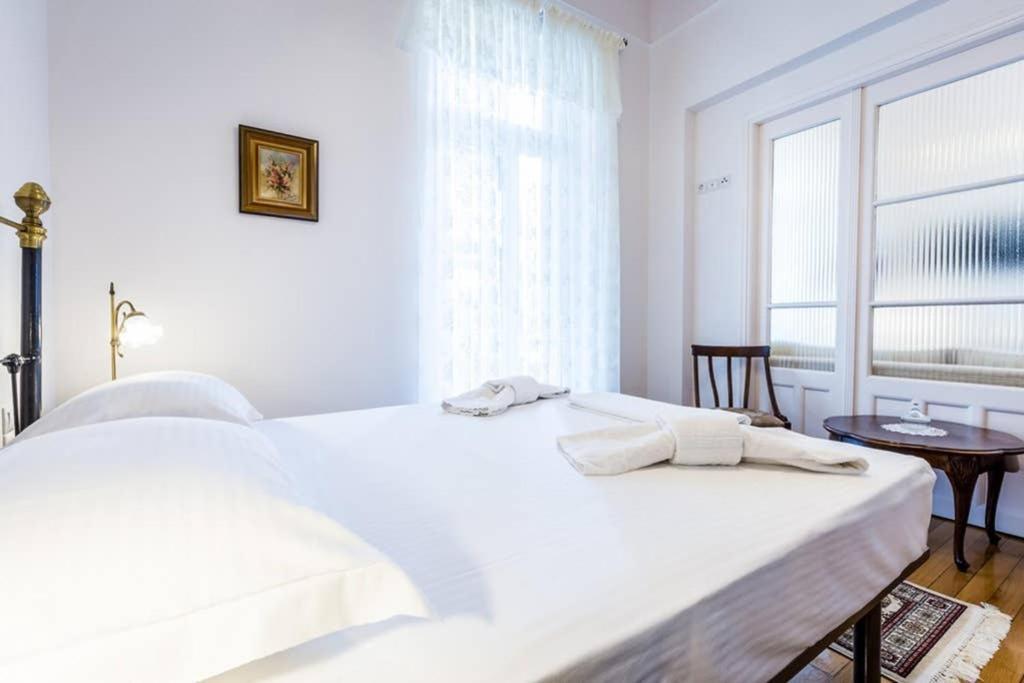 Neoclassical Apartment With 3 Bedrooms In 피레아스 외부 사진